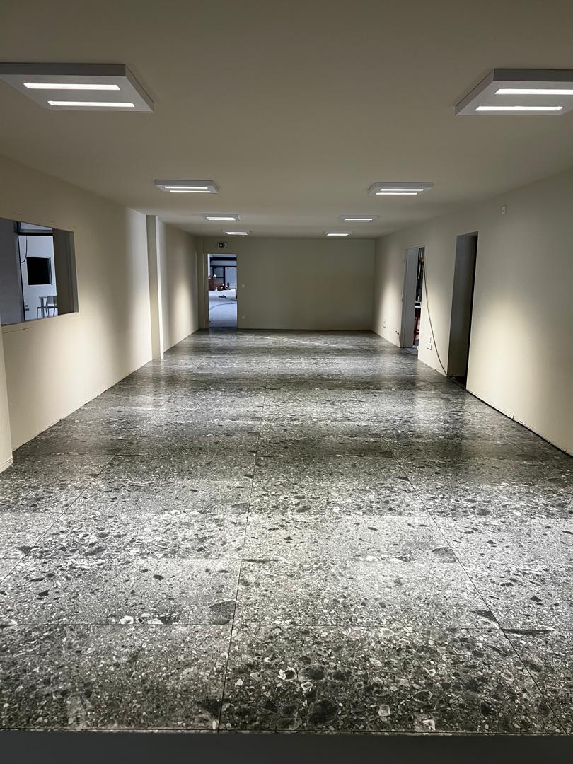 Sol en pierre nettoyé après une remise en état