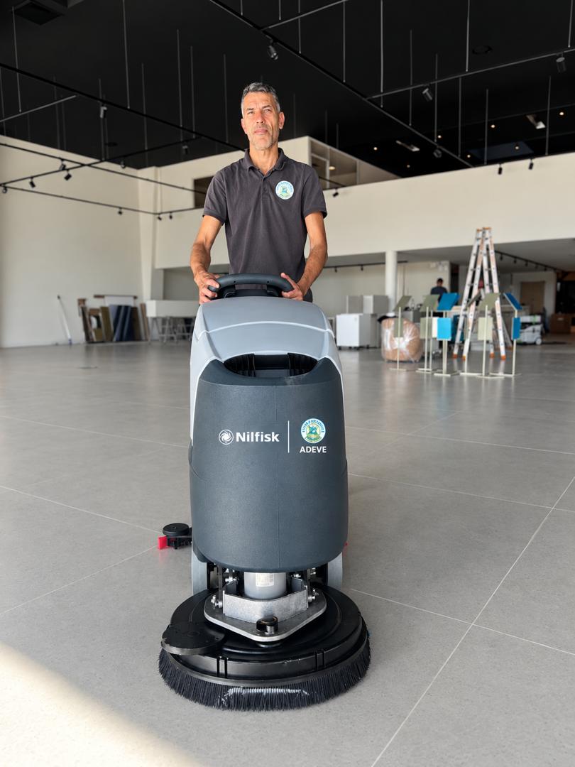 Agent ADEVE utilisant une monobrosse professionnelle